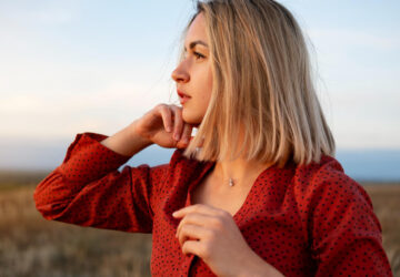 žena červené šaty
