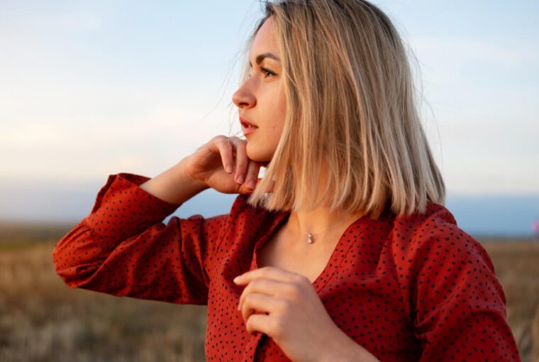 žena červené šaty